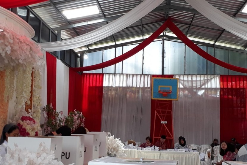 TPS 18, Gadingkasri, Klojen, Kota Malang menampilkan nuansa merah putih dan pelaminan, Rabu (17/4). 