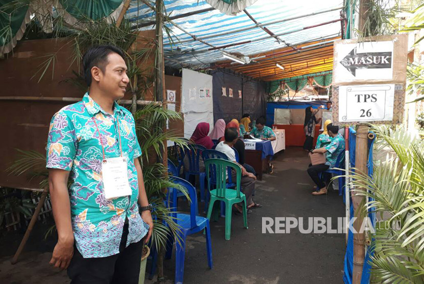 TPS 26 dan 27 di Palmeriam, Matraman, Jakarta Timur, terlihat kondusif, Rabu (19/4). Hingga pukul 10.00 WIB, sudah ada sekitar 400 warga yang menggunakan hak suaranya di kedua TPS ini. 