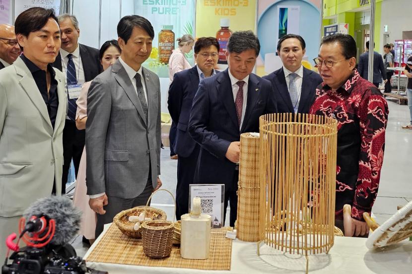 Trade Minister Dukgeun Ahn, dan Chairman of KOIMA BYUNG-KWAN, KIM tengah berkunjung ke Booth BNI Xpora dalam Korean Import Fair 2023, Kamis (29/6/2023).