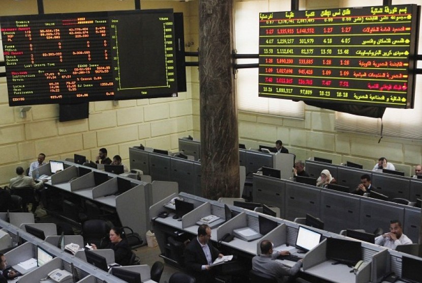 Traders work at the Egyptian stock exchange in Cairo January 3, 2013. Egypt's stock market held up well this week despite a weak currency, as foreign investors continued to buy shares - a sign that a devaluation of Egypt's pound, which looks increasingly likely, might not be a disaster for financial markets. 