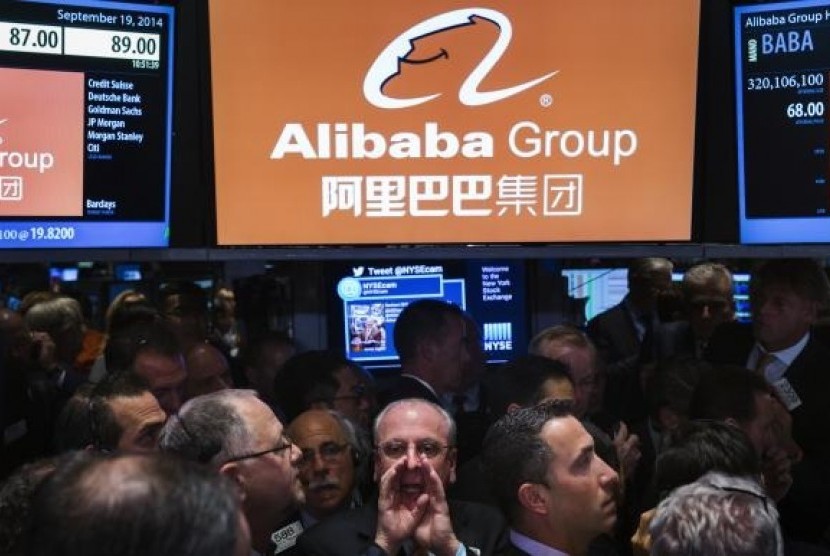 Traders work on the floor as they wait for a final price on the Alibaba Group Holding Ltd. initial public offering (IPO) under the ticker ''BABA'', at the New York Stock Exchange in New York September 19, 2014.