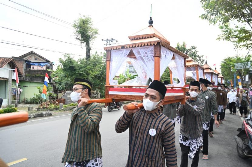 Tradisi Ingkungan di Dusun Kuwarisan, Kecamatan Kebumen, Kabupaten Kebumen, yang diadakan pada Jumat (12/8/22).