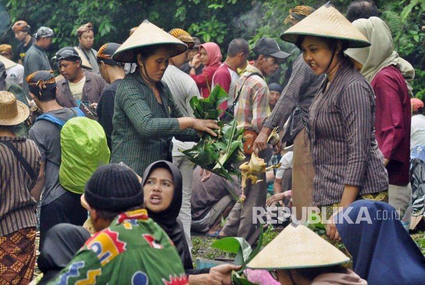 Tradisi Iriban warga Desa Lerep, Kecamatan Ungaran Barat, Kabupaten Semarang sebagai ungkapan syukur mereka dengan 