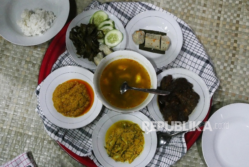 Tradisi makan badulang khas Beltung.