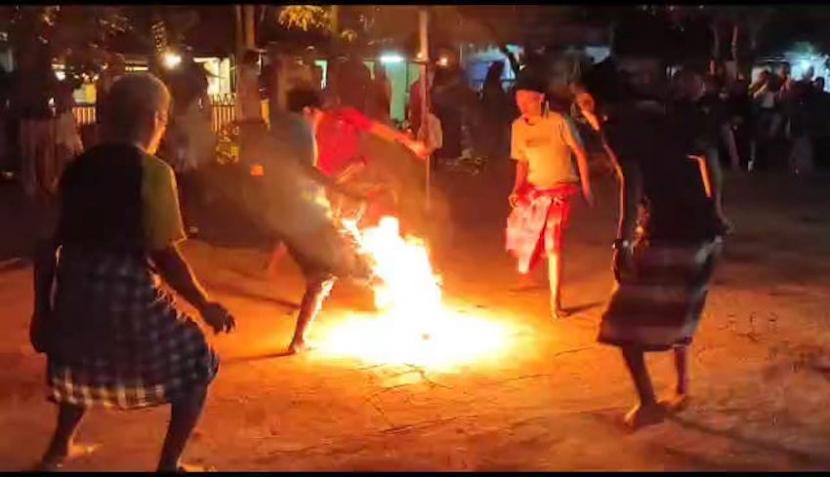 Tradisi permainan sepak bola api digelar masyarakat di Cibiru Hilir, Kabupaten Bandung, Jawa Barat, menyambut tahun baru Islam 1445 Hijriyah, Selasa (18/7/2023) malam. 