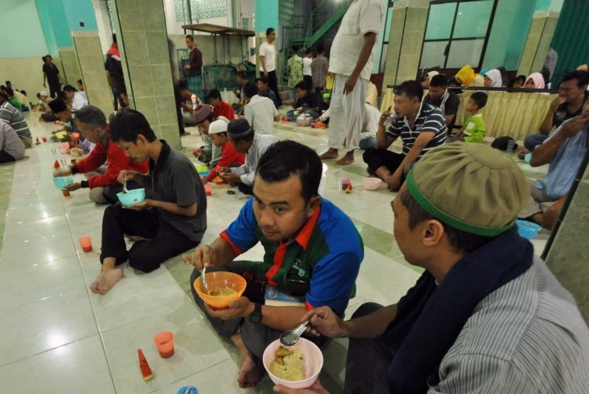 Tradisi Ramadhan di masjid Jami' Pekojan, Kelurahan Purwodinatan, Kecamatan Semarang Tengah, Kami (17/5). Selama bulan suci Ramadhan pengurus masjid ini menyiapkan tak kurang 250 mangkuk 'Bubur Koja' sebagai takjil berbuka puasa yang bisa dinikmati cuma cuma