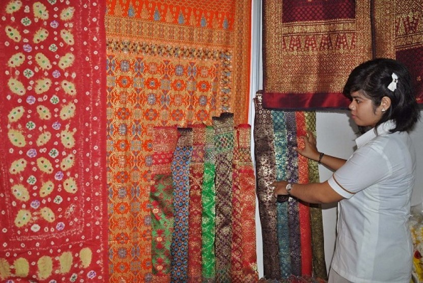 Traditional fabrics from South Sumatra are on display, including jumputan or tie dyed fabric. (illustration)