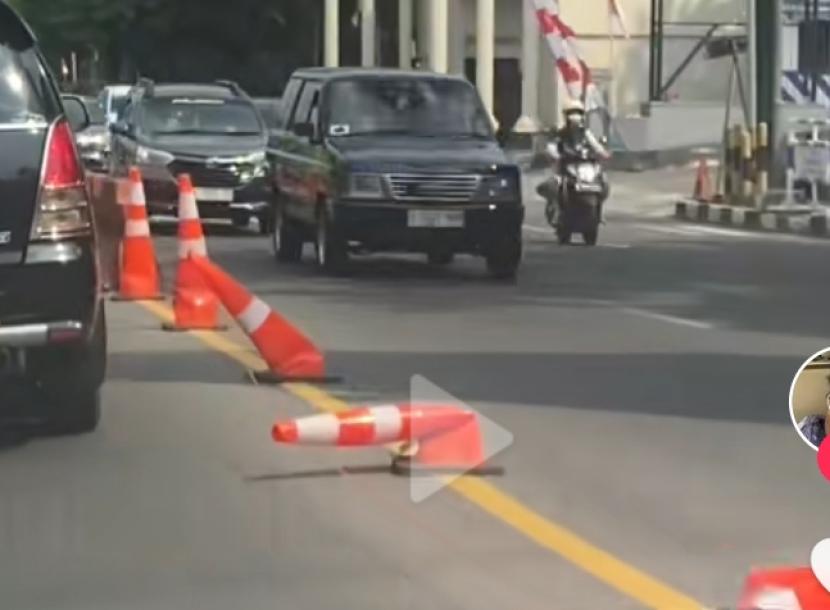 Traffic cone pembatas jalan di Kota Semarang tampak meleyot.