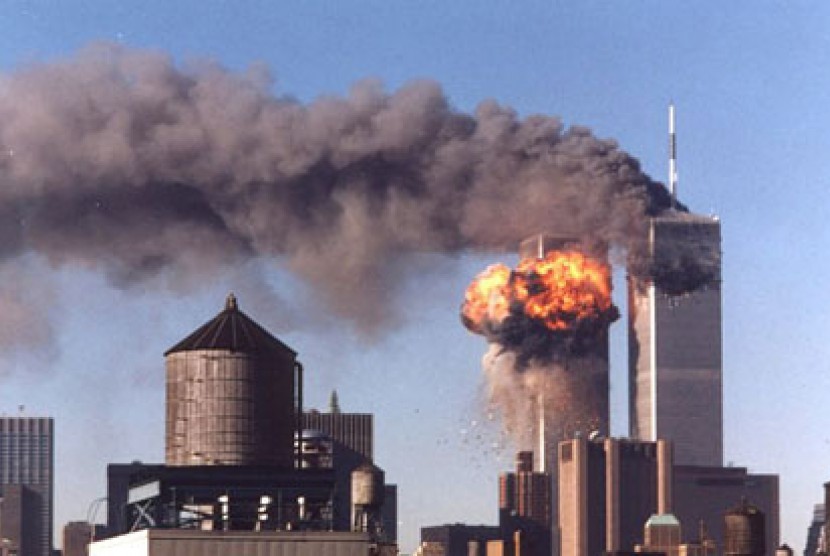 Tragedi 11 September 2001 yang menyebabkan gedung WTC runtuh.
