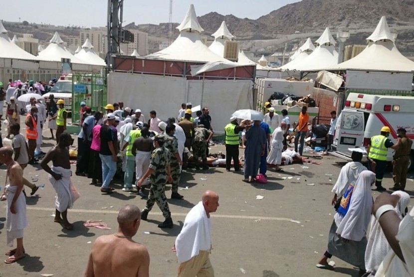  Crane proyek perluasan masjid yang jatuh di Masjidil Haram, Makkah, Sabtu (12/9).   (Reuters/Mohamed Al Hwaity)      