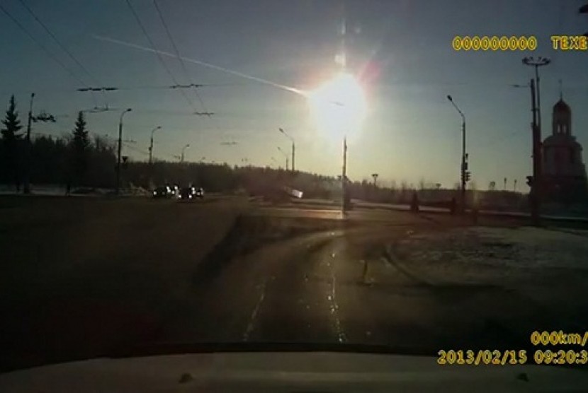 Trail of a meteorite crossing the early morning sky above the city of Kamensk-Uralsky February 15, 2013, is seen in this still image taken from video footage from a dashboard journey recorder.