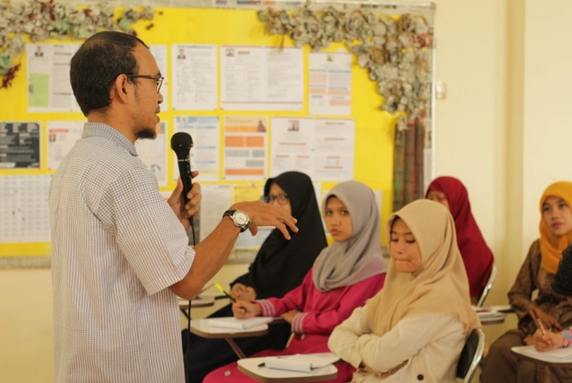 Trainer dari Republika Penerbit, Syahruddin El Fikri mengisi pelatihan guru yang diadakan oleh SMP Cendekia Baznas, Bogor.