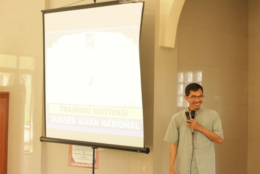 Trainer Husein Sutisna memberikan pelatihan motivasi persiapan menghadapi Ujian Nasional kepada para siswa SMP yang berlokasi di sekitar SMP Cendekia Baznas, Bogor, Ahad (21/1).