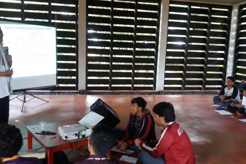 Training bersyukur siswa School of Universe (SoU), Bogor.