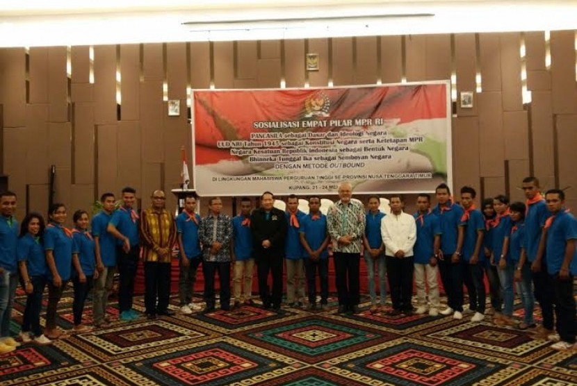 Training of trainer sosialisasi empat pilar di Kupang dengan metode outbond.