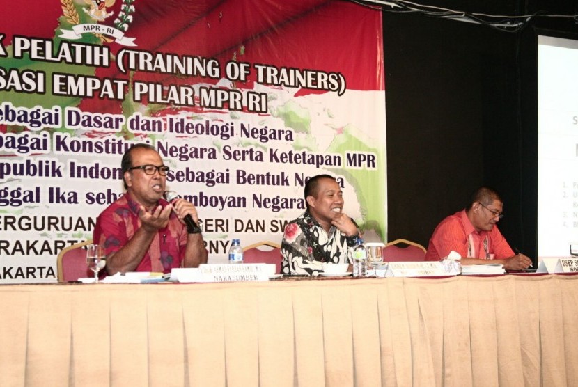 Training of Trainers (pelatihan untuk pelatih) Empat Pilar MPR untuk kalangan dosen perguruan tinggi negeri dan swasta se-Surakarta, Jumat (24/11).