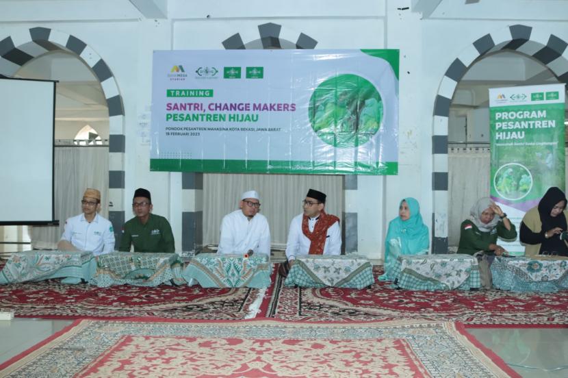 Training Penggerak Pesantren Hijau di Pondok Pesantren Mahasina Darul Quran wal Hadits, Pondok Gede, Kota Bekasi. 