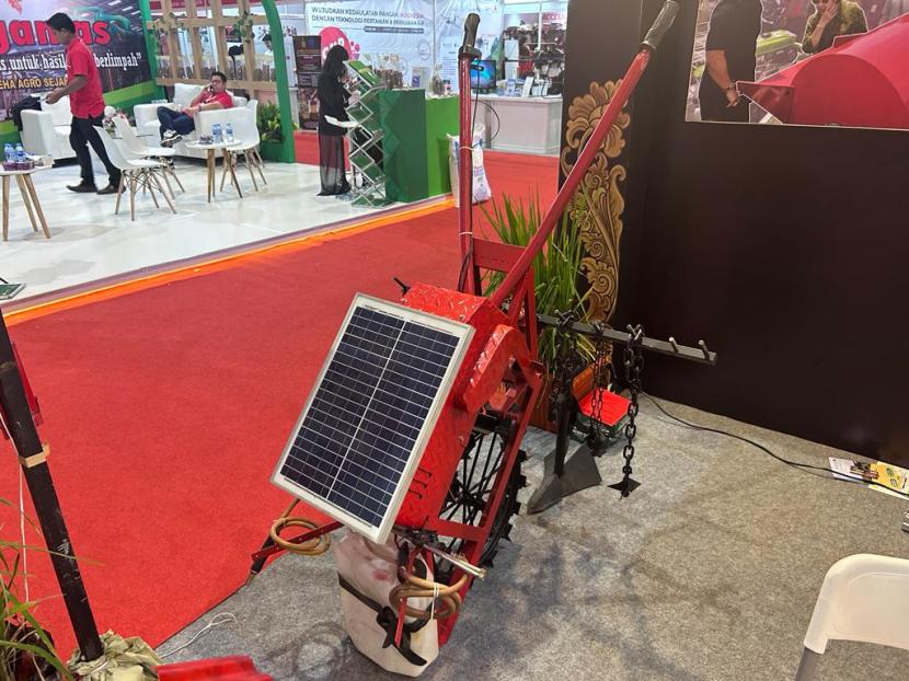 Traktor tenaga surya yang dikembangkan petani asal Badung, Bali.