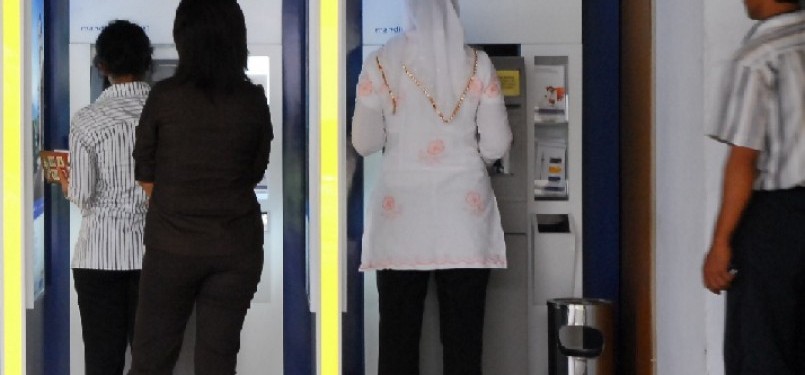 Transaksi di mesin ATM. Ilustrasi