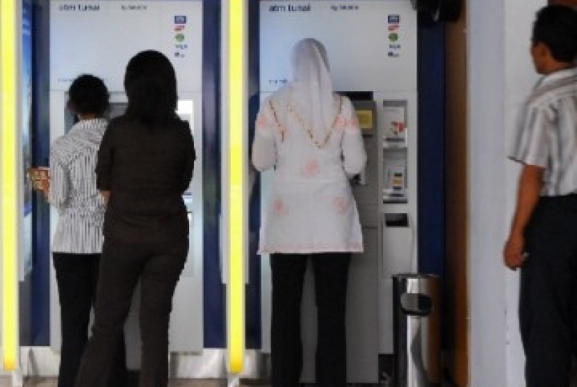 Transaksi di mesin ATM (Ilustrasi). Layanan anjungan tunai mandiri (ATM) akan kembali beroperasi normal mulai 4 Maret 2022 pada pukul 06.00 Wita, sehari setelah peringatan Hari Raya Nyepi.