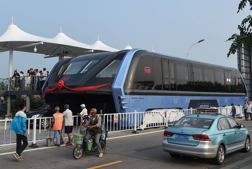 Transit Elevated Bus (TEB) ini diklaim mampu mengurangi kemacetan yang mengerikan yang biasa terjadi di kota-kota Cina. 