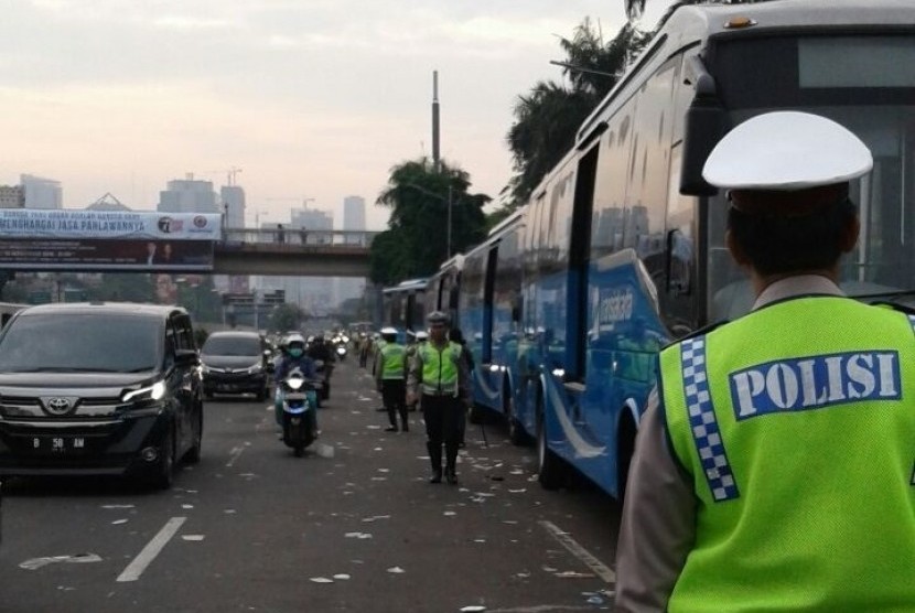 Transjakarta disiapkan untuk mengantar pulang peserta massa aksi.