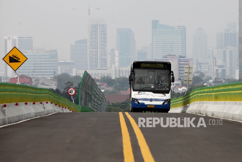  Transjakarta melintas saat dilakukannya uji coba koridor 13 Tendean-Ciledug, Jakarta, Ahad (13/8).