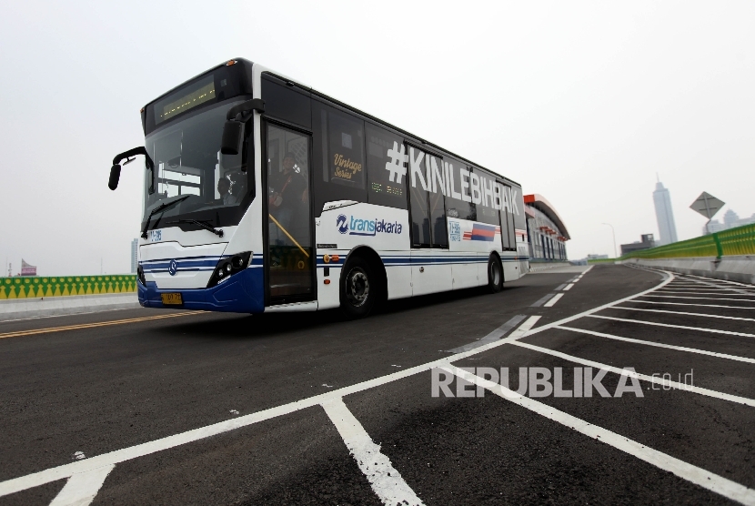  Transjakarta melintas saat dilakukannya uji coba koridor 13 Tendean-Ciledug, Jakarta, Ahad (13/8). PT Transjakarta saat ini juga tengah menjajaki rute menuju Bandara Soekarno-Hatta.