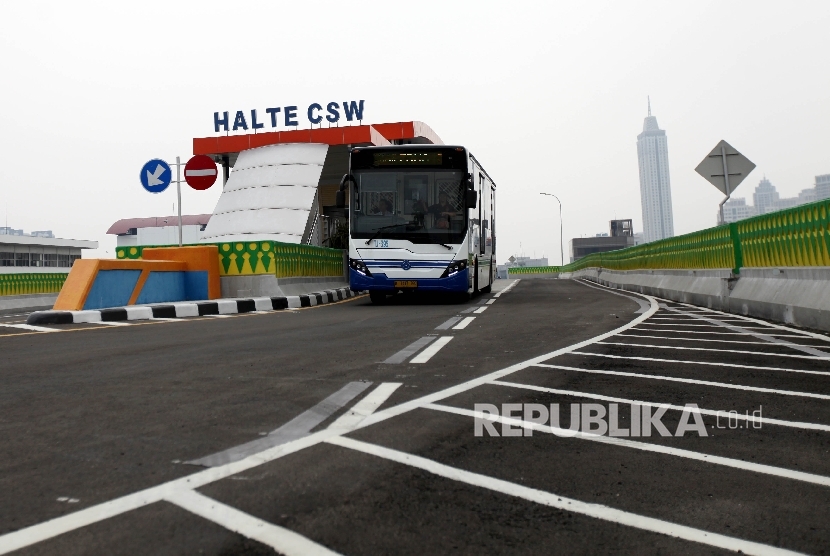 Transjakarta melintas saat dilakukannya uji coba koridor 13 Tendean-Ciledug, Jakarta, Ahad (13/8).