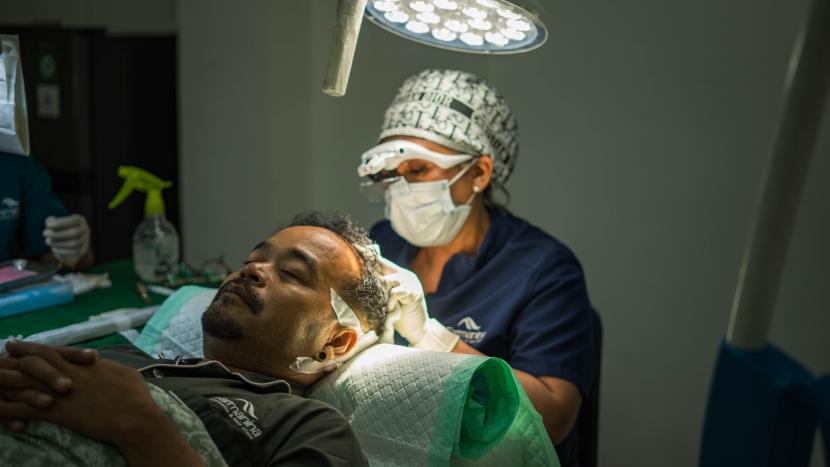 Transplatasi rambut di Indonesia. 