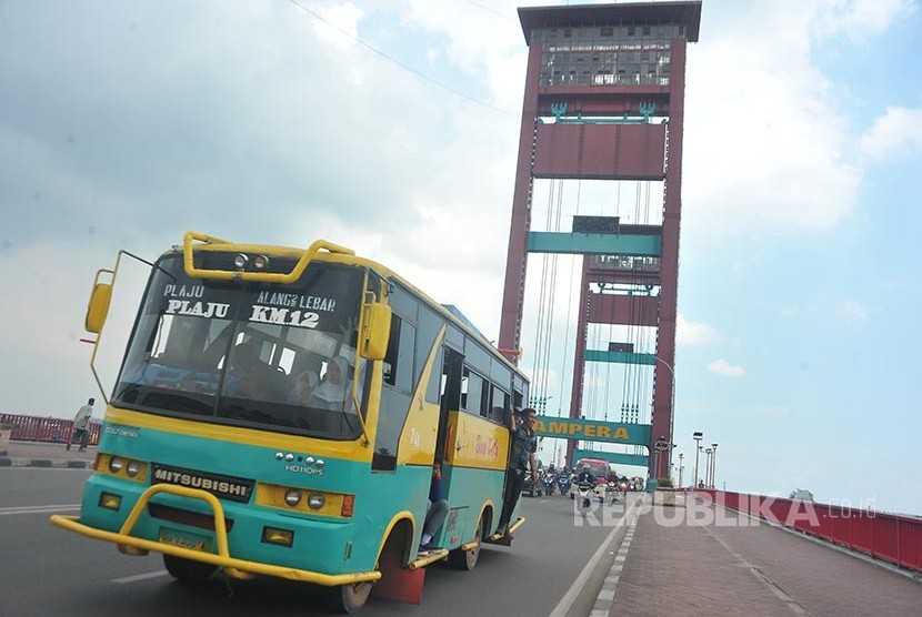 Transportasi Bus Kota melintas di atas Jembatan Ampera Palembang,Sumsel, Senin (13/3). Jelang pelaksanaan Asian Games Dinas Perhubungan Kota Palembang akan menertibkan 50 armada bus kota yang akan habis masa trayeknya pada 2018 mendatang.