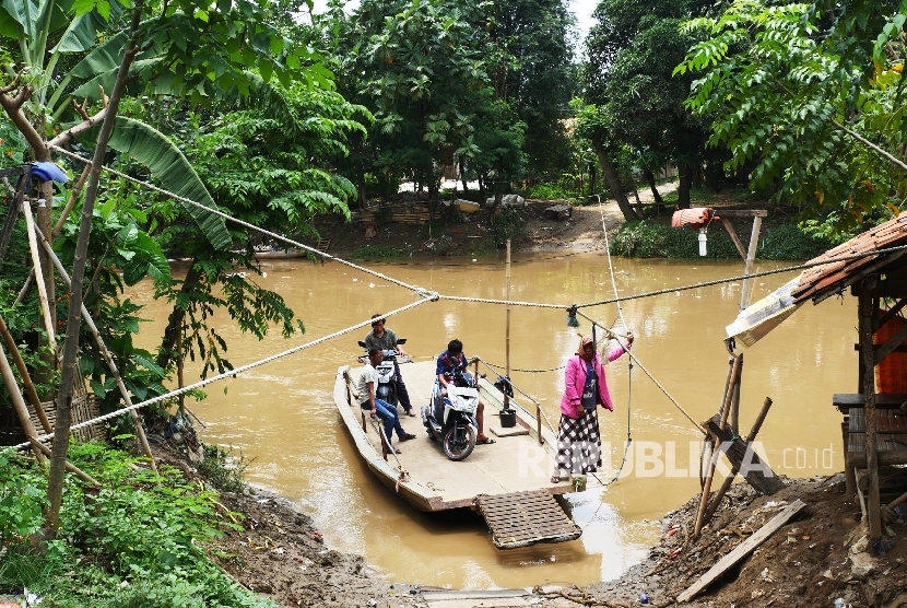 Transportasi getek masih dirasakan perlu bagi warga yang akan menyeberangi kali Bekasi dari kampung Bledug ke kampong Sukabedah atau sebaliknya, di Kabupaten Bekasi, Ahad (18/9). (Republika/ Darmawan)