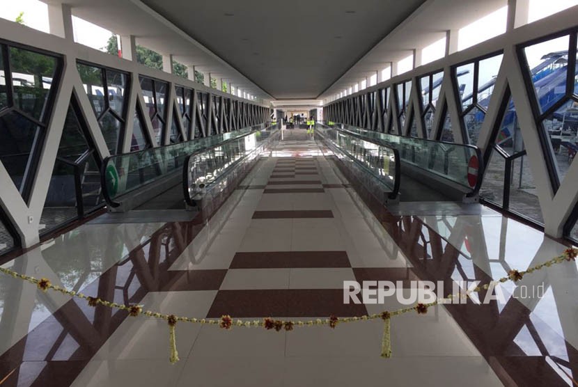 Travelator yang menghubungkan antara terminal A dan terminal B di Bandara Adisutjipto Yogyakarta, Rabu (10/1).