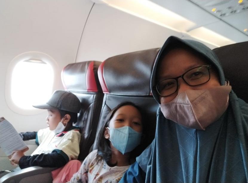Traveler Olenka Priyadarsani saat bepergian menggunakan pesawat dengan anak-anaknya.
