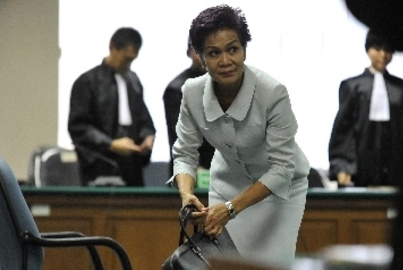   Trdakwa kasus suap cek perjalanan dalam pemilihan Deputi Gubernur Senior BI, Miranda Swaray Goeltom, usai sidang putusan sela di Pengadilan Tindak Pidana Korupsi (Tipikor) Jakarta, Senin (31/7). 