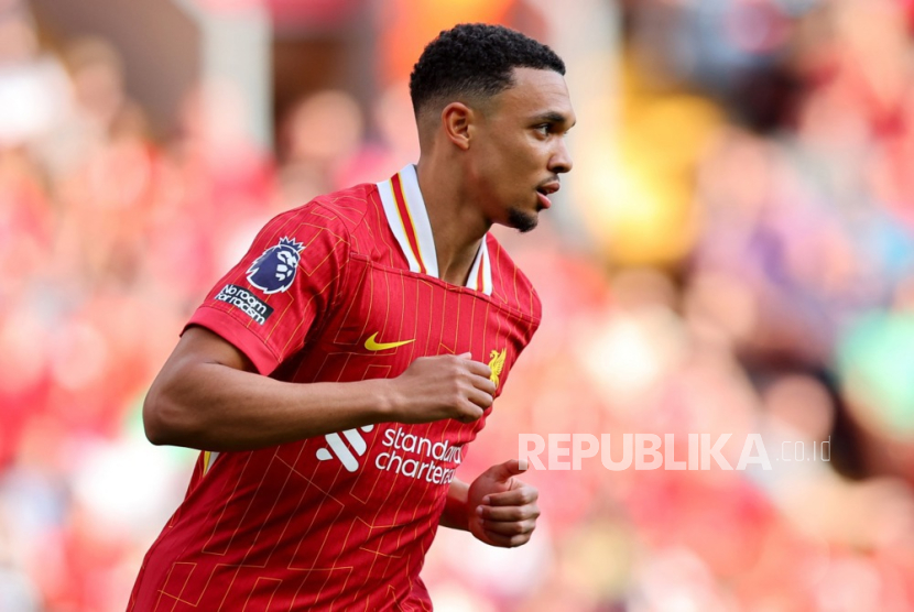 Trent Alexander-Arnold membela Liverpool dalam pertandingan melawan Arsenal di Anfield, Ahad (11/5/2025).
