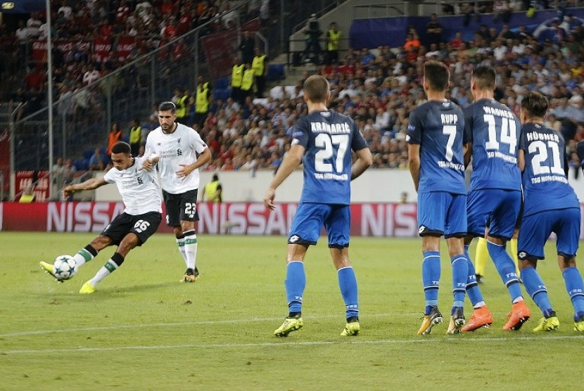 Trent Alexander-Arnold saat mengeksekusi tendangan bebas ke gawang Hoffenheim.