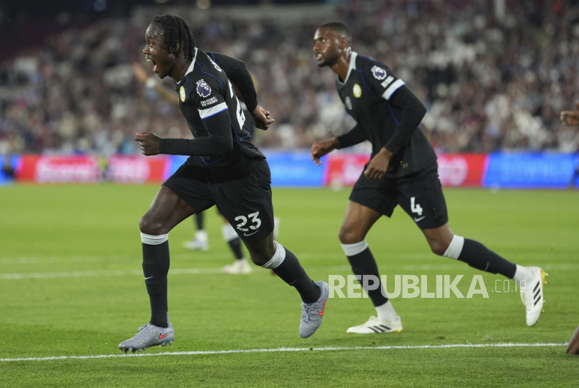 Trevoh Chalobah (kiri) dan Tosin Adarabioyo dari Chelsea merayakan gol dalam pertandingan Liga Primer Inggris melawan West Ham United di Stadion Olimpiade London, Sabtu, 23 Agustus 2025 dini hari WIB. 