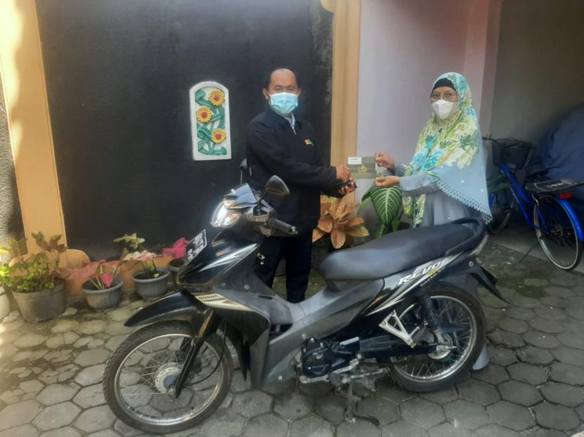 Tri Faida  menghibahkan motornya untuk dai tangguh BMH yang bertugas di wilayah Surakarta, Jawa Tengah,  Rabu (13/10).