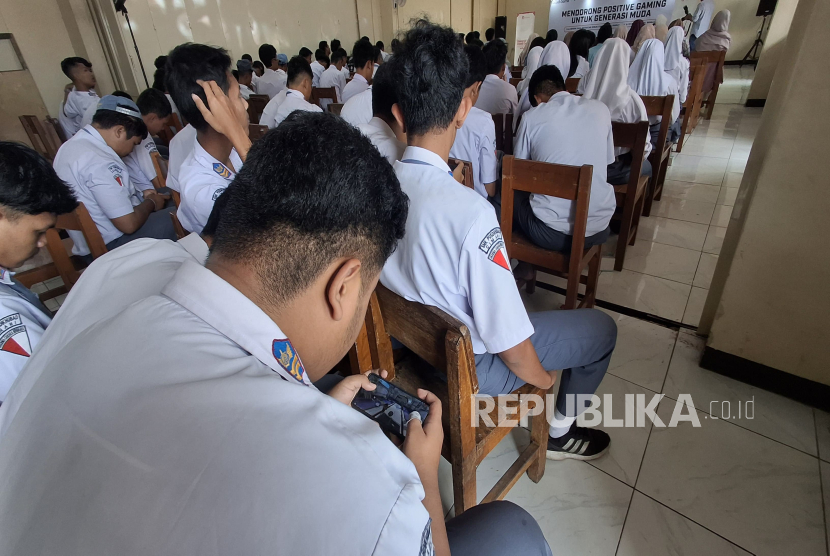 Tri Haryanto (17), Siswa SMK Pusdikhub TNI-AD, Kota Cimahi Menunjukan Game Online yang Biasa Dimainkannya. Di Sekolah Tersebut Anak Hobi Main Game Difasilitasi dengan Adanya Ekstrakulikuler.