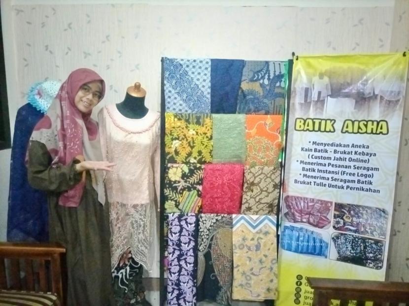 Tri Rokimawati, pemilik usaha Batik Aisha mengungkapkan perkembangan usahanya yang kini tidak hanya mendapat pesanan dari Tanah Air, namun juga dari negeri jiran seperti Malaysia dan Singapura. 
