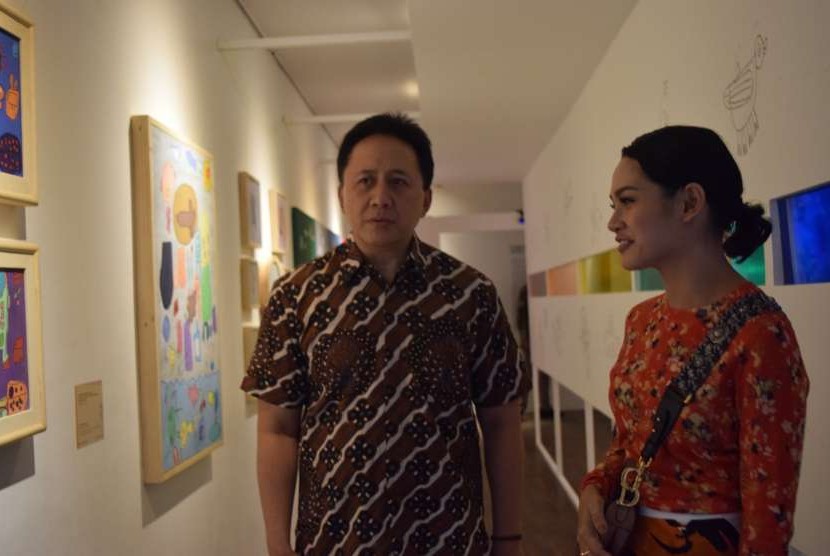 Triawan Munaf dan Andien ketika melihat-lihat karya-karya dari anak-anak ATC Widyatama di di galeri Dia.Lo.Gue Art Space.