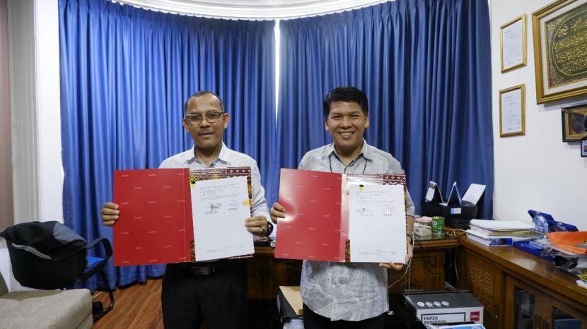 Tribe Leader Logee Transport Dumoli H Sirait (kanan) selepas tandatangan PPJK Residence dengan Akhmad Sopani, Direktur PT Matrix Logistic Indonesia di Jakarta.