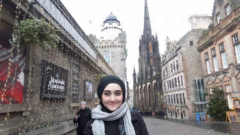Trifty Qurrota Aini, pendiri Komunitas Jurnalis Berhijab (KJB) yang juga representative University of The West of England Inggris. Trifty pernah menjadi duta World Hijab Day. 
