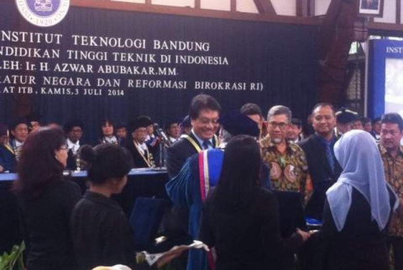 Triharyo Susilo menerima penghargaan dari ITB.