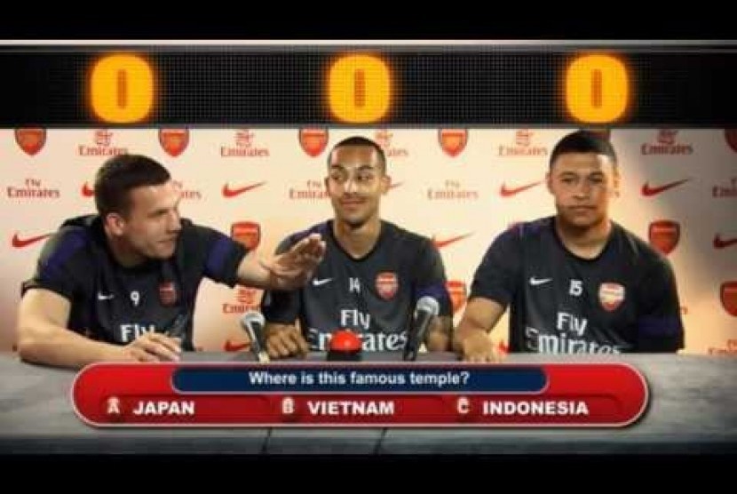 Trio Arsenal (dari kiri) Lukas Podolski, Theo Walcott, dan Alex Oxlade Chamberlain mengikuti kuis 'Arsenal Asia Tour Quiz 2013'.