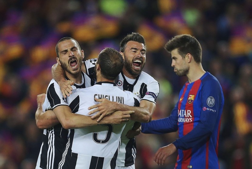 Trio bek Juventus, Leonardo Bonucci, Giorgio Chiellini, dan Andrea Barzagli merayakan lolosnya Juventus ke semifinal Liga Champions seusai menahan imbang Barcelona tanpa gol di Camp Nou, Kamis (20/4) dini hari WIB. Juve menang agregat 3-0.