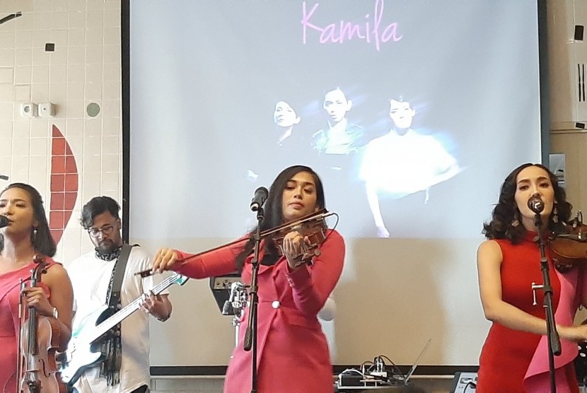 Trio musik violinist-vocalist Kamila