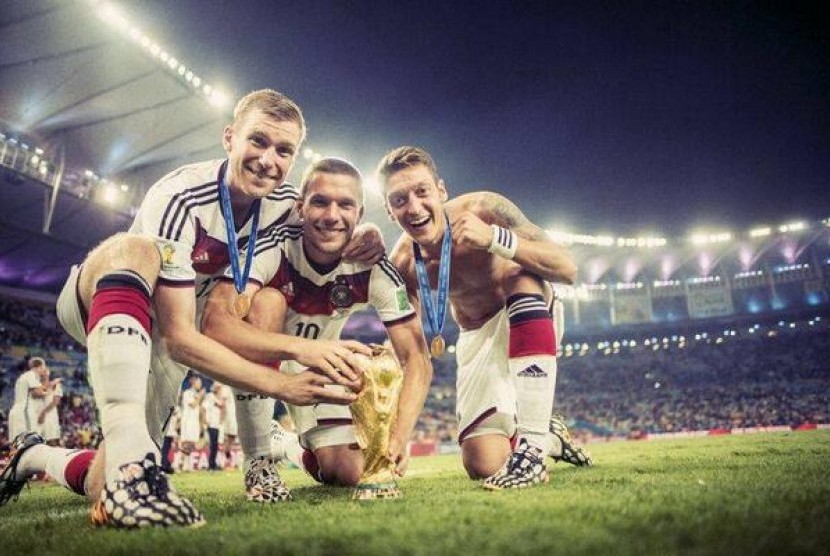 Trio pemain Arsenal, Mesut Oezil, Lukas Podolski, dan Per Mertesacker.