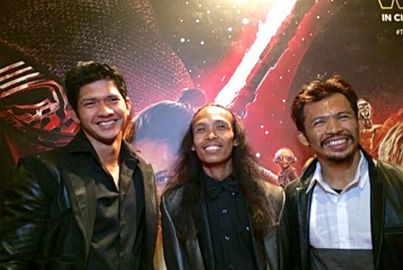 Aktor laga Iko Uwais (tengah), Yayan Ruhian (kiri) dan Cecep Arif (kanan) berpose pada gala premier Film Star Wars episode 7 di Jakarta, Selasa (15/12). 